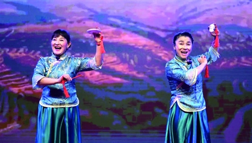 鲁南五大调表演者所采用的乐器除了吹管乐器之外,还有瓷碟、瓷碗、竹筷等,目的是打击出节拍伴奏。(资料图)
